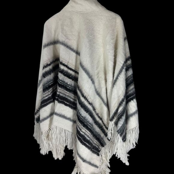 Artesia Peru 100 Percent Poncho Vintage Black/Grey White Button One Size - Picture 2 of 7